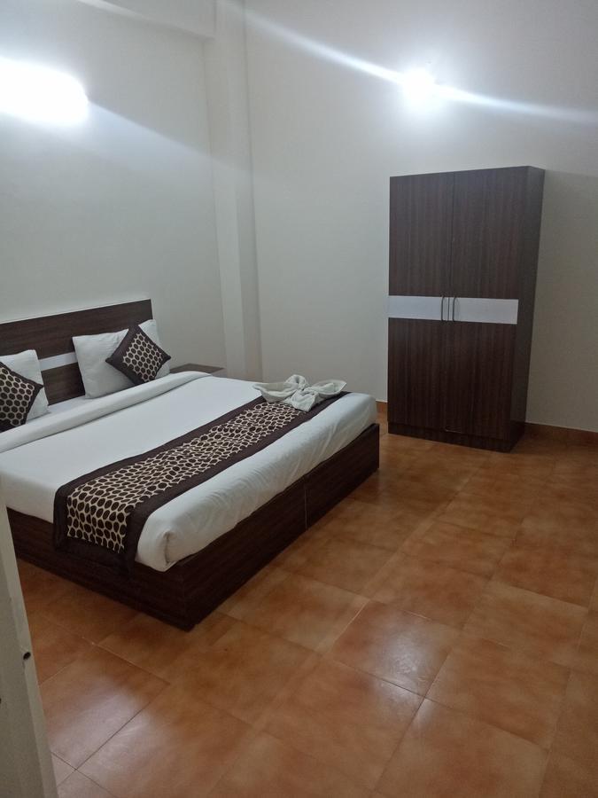 Hotel Nathu Palace Ню Делхи Екстериор снимка