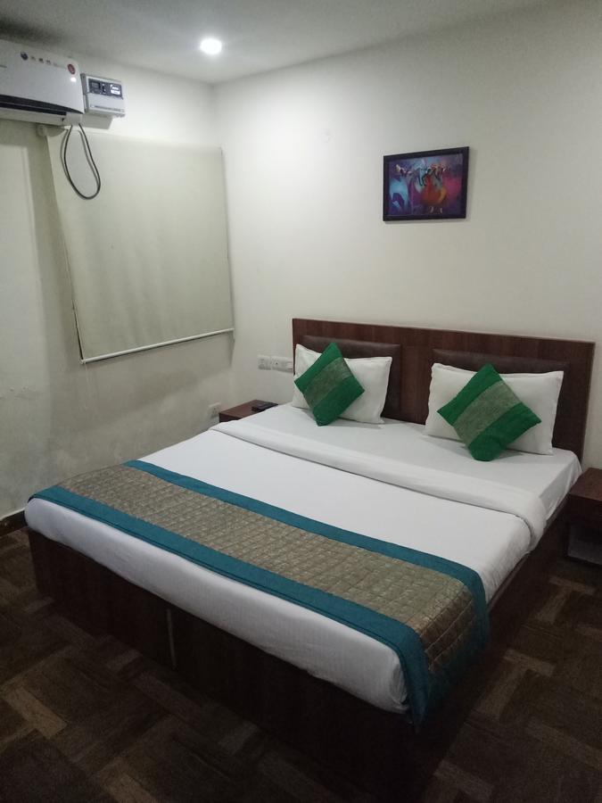 Hotel Nathu Palace Ню Делхи Екстериор снимка