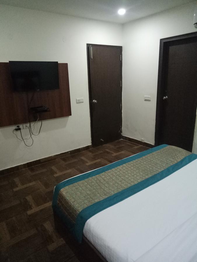 Hotel Nathu Palace Ню Делхи Екстериор снимка