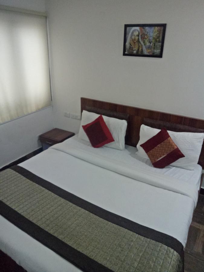 Hotel Nathu Palace Ню Делхи Екстериор снимка