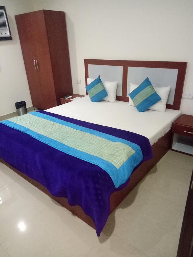 Hotel Nathu Palace Ню Делхи Екстериор снимка