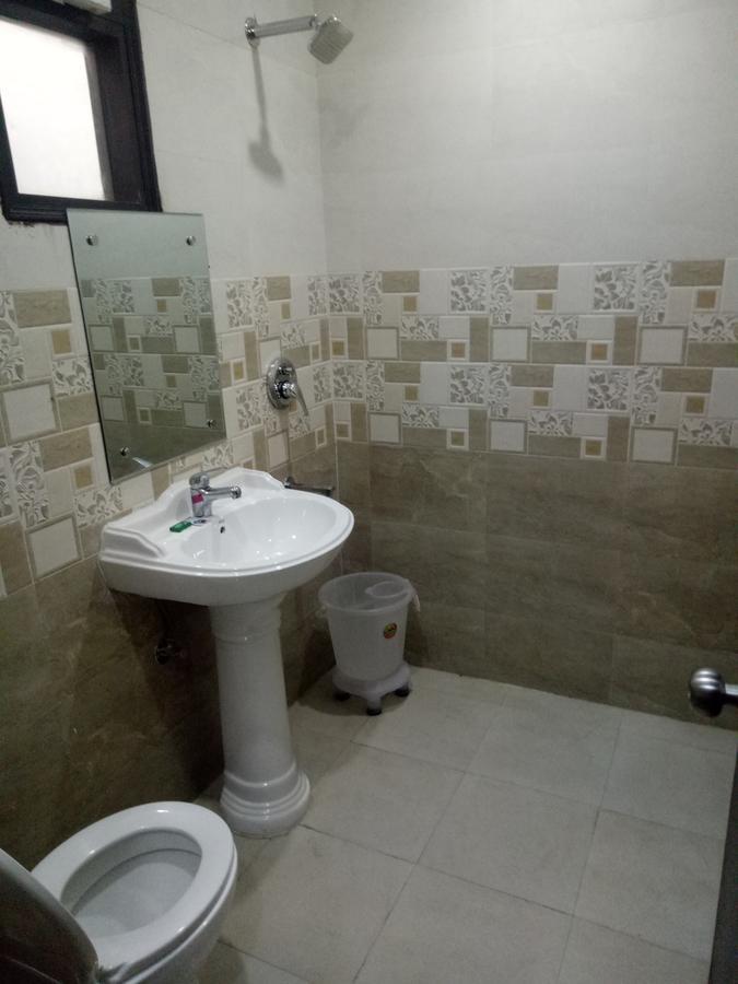 Hotel Nathu Palace Ню Делхи Екстериор снимка