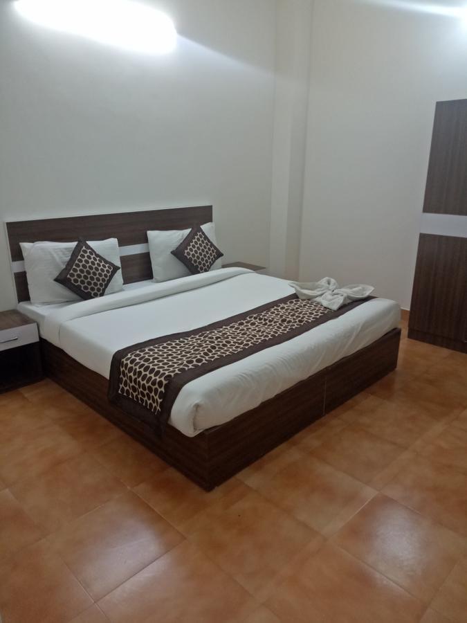 Hotel Nathu Palace Ню Делхи Екстериор снимка